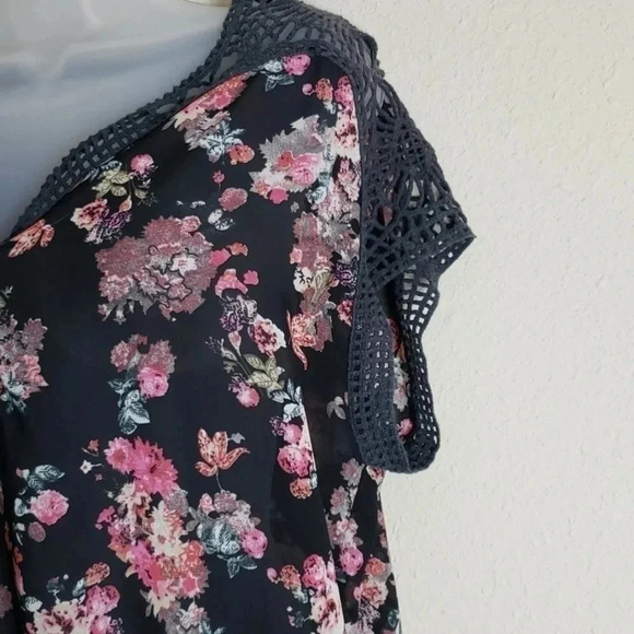 Live 4 Truth | Top  | Size L | Crochet Accent - Picture 3 of 7